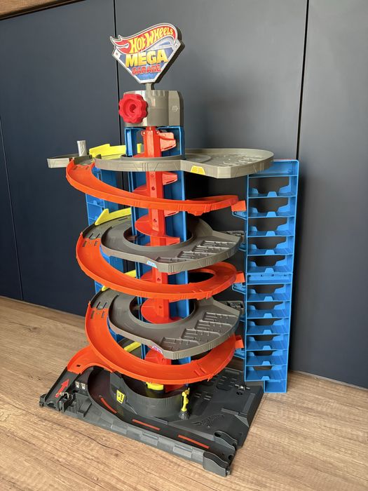 Hot wheels гараж, писта и автовоз