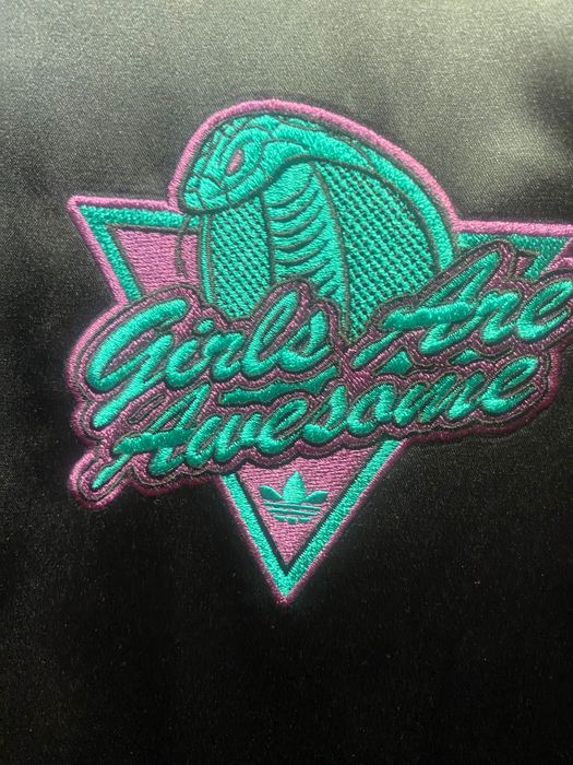 Яке Адидас дизаинерско