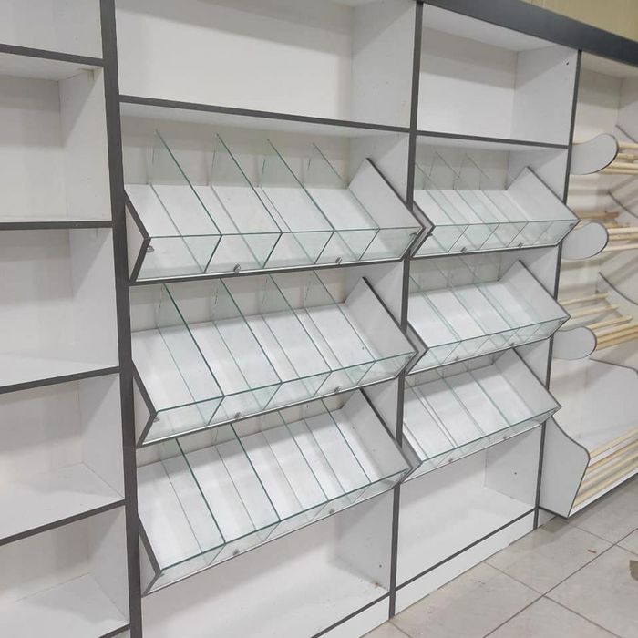 Полки для магазинов и аптек и для других торговых помещений.