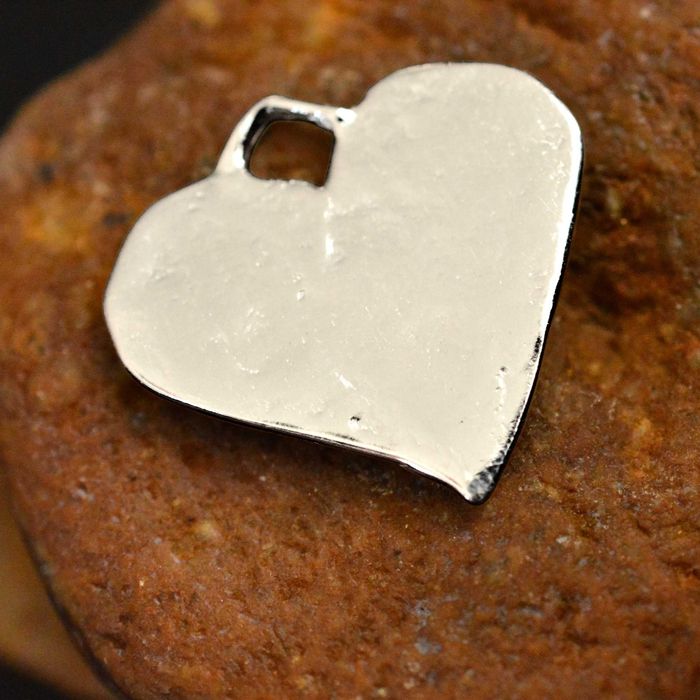 Талисман за любов и надеждност – сребърен медальон 925 сърце с цвете.