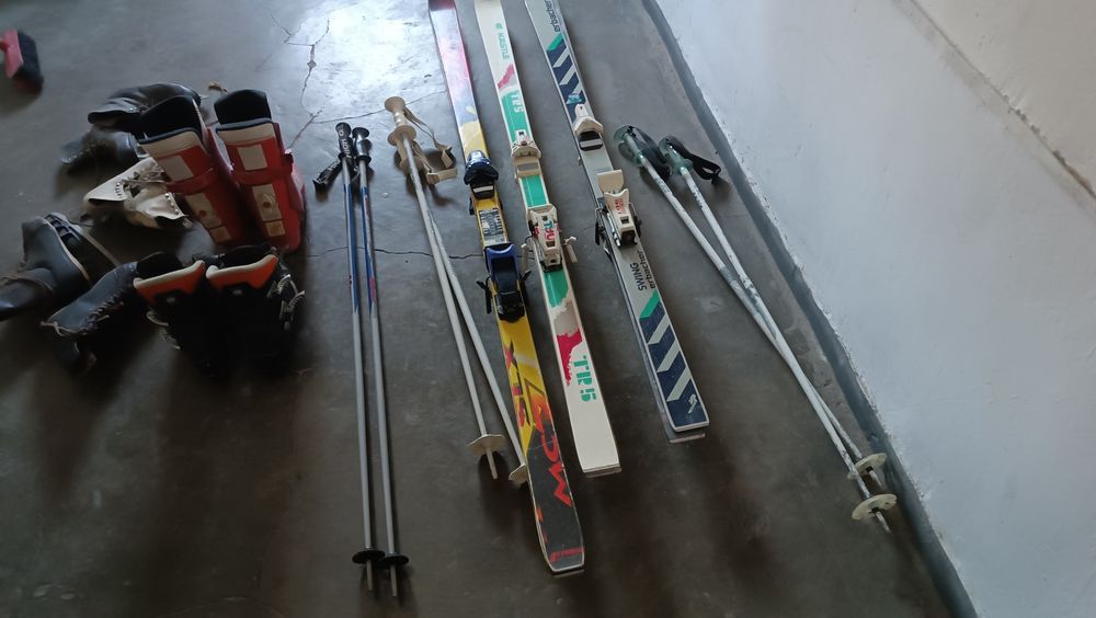 Vând schiuri clăpari și patine tot ce se vede în poză