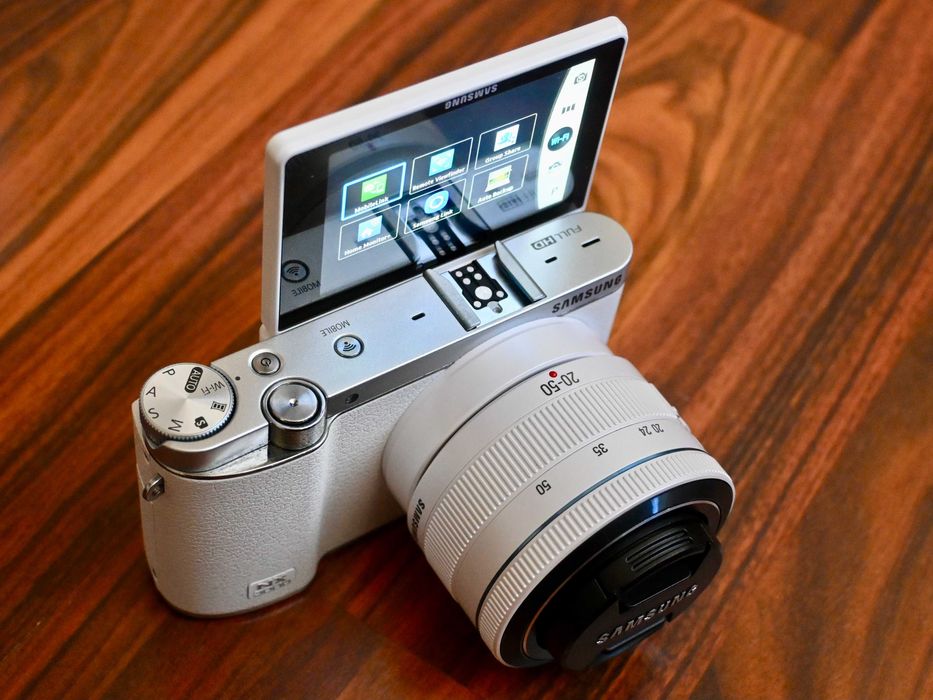 Camera foto mirrorless Samsung NX3000 alb cu obiectiv NX 20-50 II ED