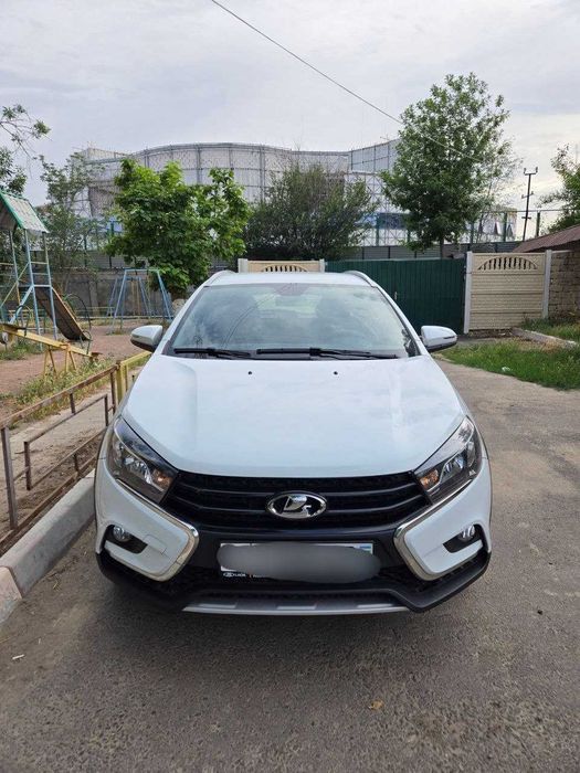 LADA Vesta SW Cross 2021 г.в., вариатор, пробег 7400 км, белая.