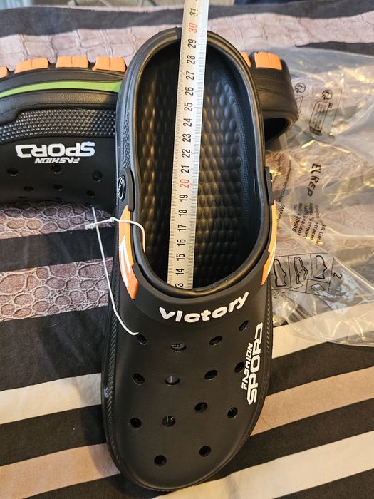 Мъжки чехли като CROCS