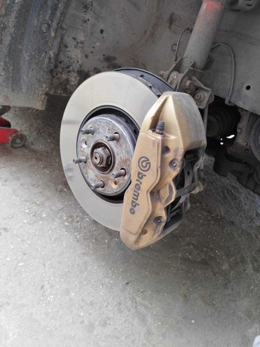 Предни четири бутални спирачни апарати Brembo