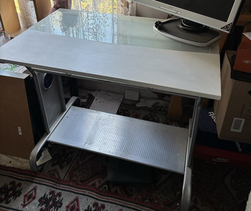 Метално бюро за компютър