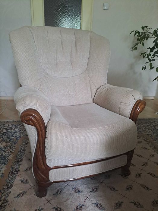 Прекрасни и комфортни фотьойли в бежов цвят и дървени орнаменти