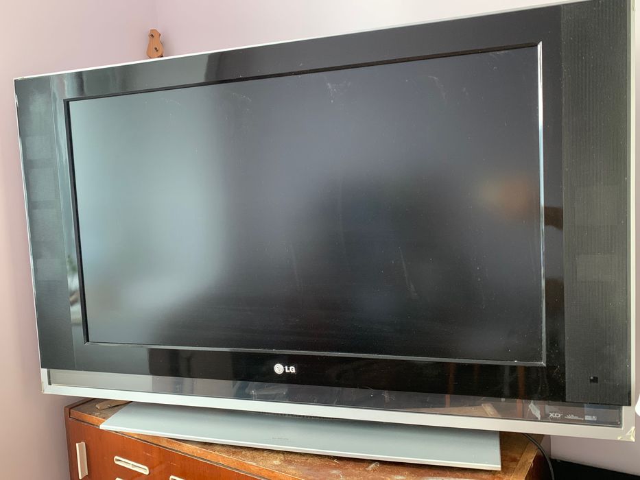 Телевизор LG диагональю 107 см