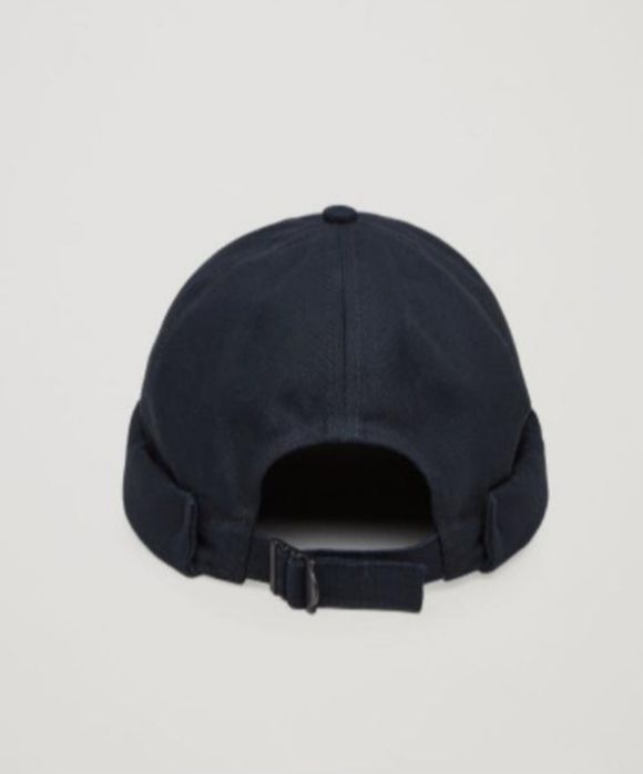 COS бейзболна шапка без козирка