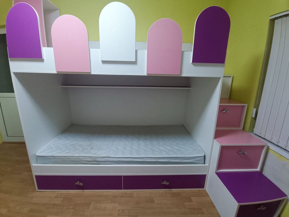 Продавам двуетажно легло и обзавеждане за детска стая