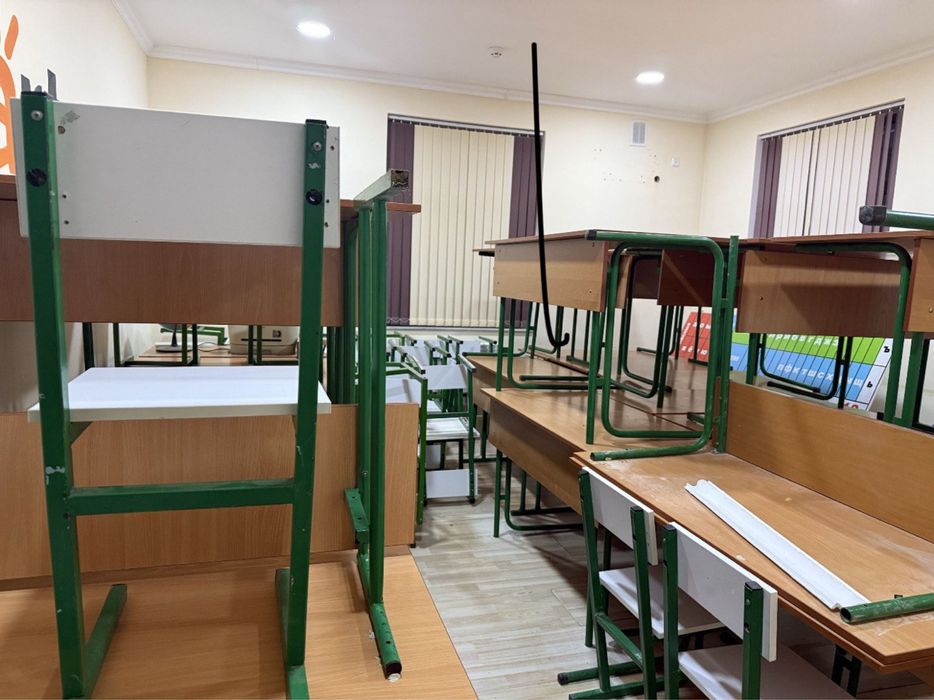 Срочно продается. Парты, стулья металлические, очень прочные. Парта.