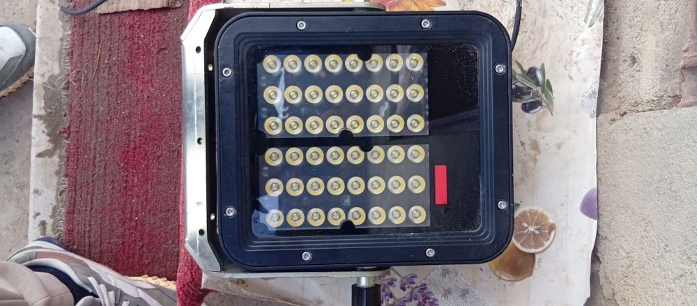 Vând lampa proiector Led