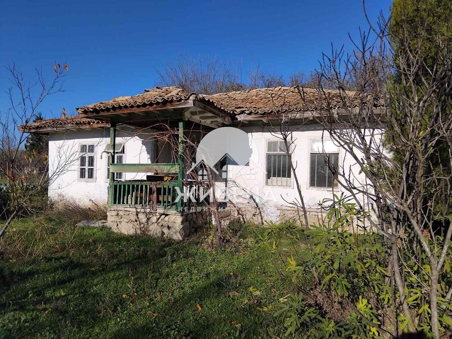 Продава къща с голям двор 2500 кв.м, с.Царевци