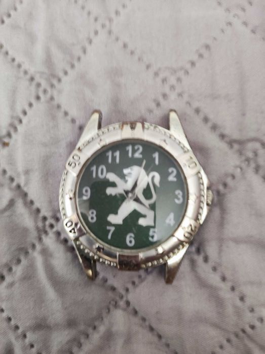 Часовник с емблемата на Пежо.Работещ