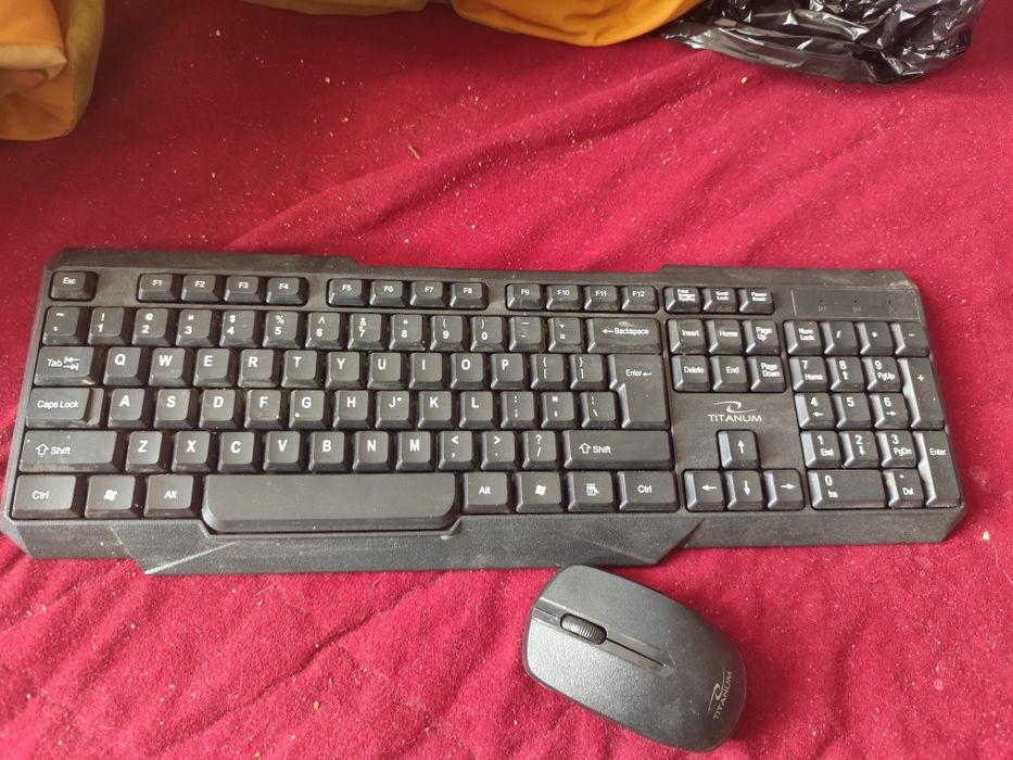 Tastatură cu mouse