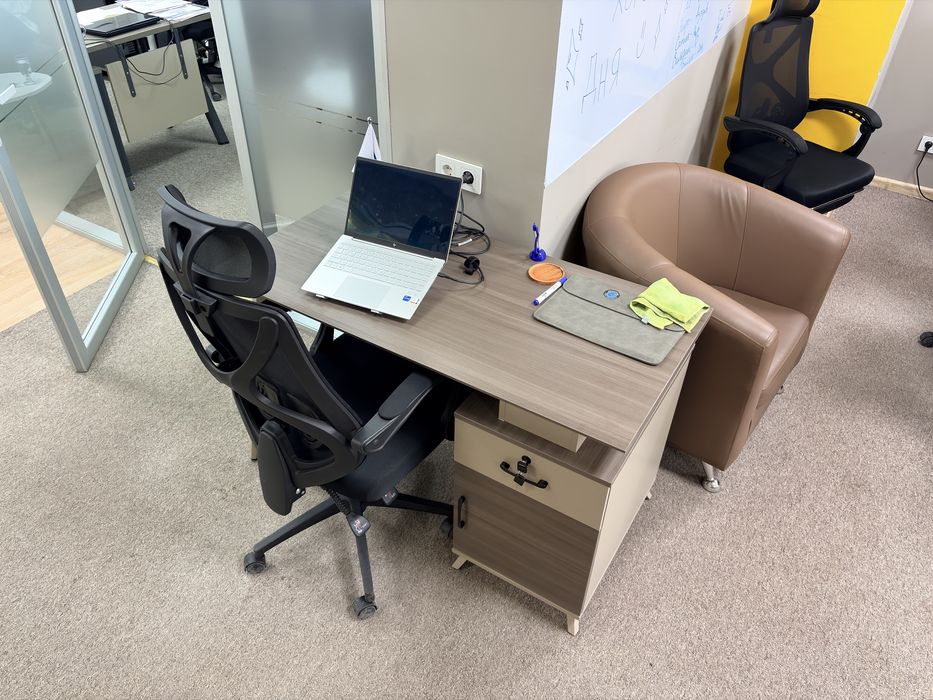 Кресло офисное, черного цвета