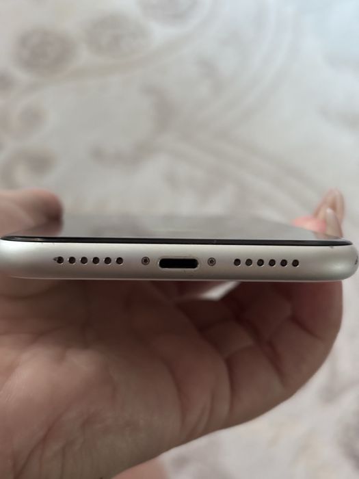 Продам iPhone XR 64 ГБ + AirPods.