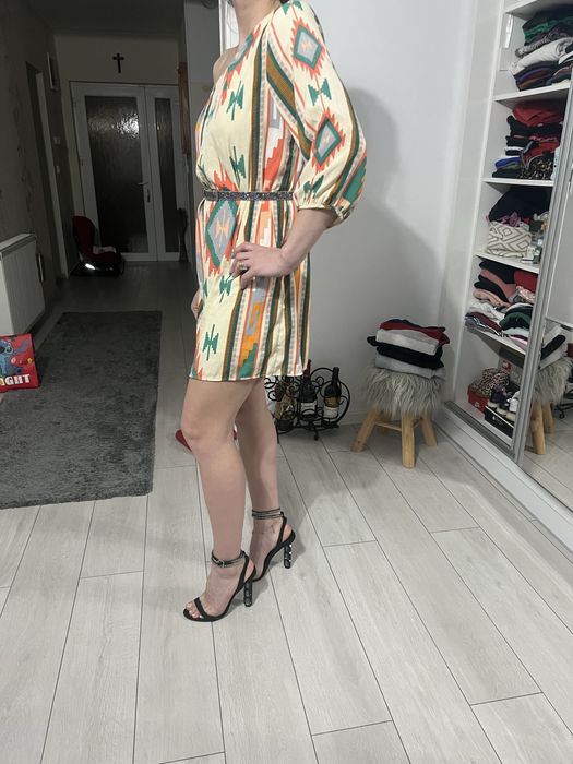 Rochie cu umarul gol