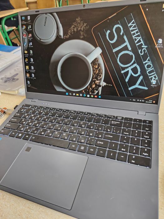 Noutbook yangi holatda ofes ishlari uchun qulay