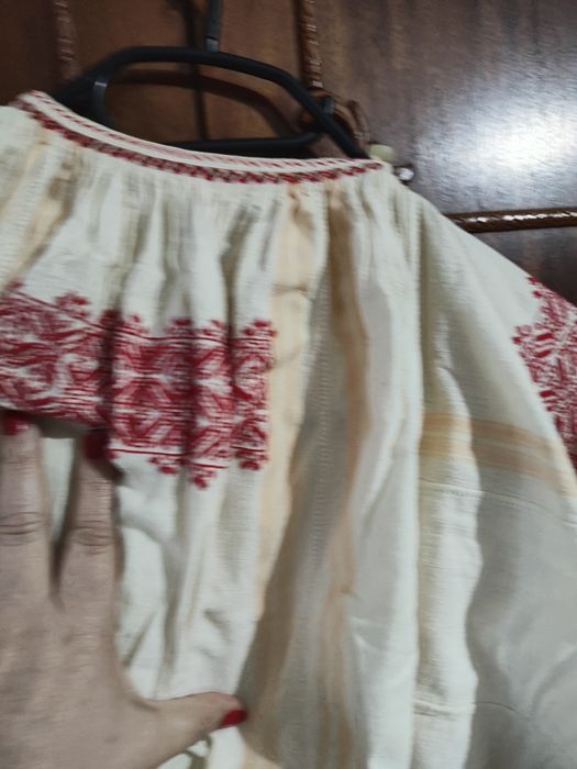 Camasa taraneasca din panza tesuta si cusuta manual
