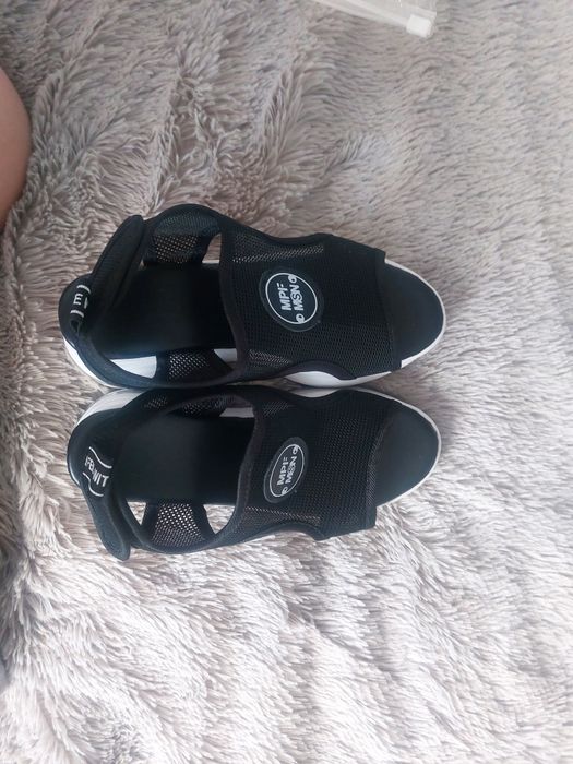 Продам сандали для девочки на плотформе