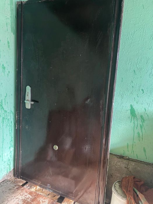 входной крепкий дверь