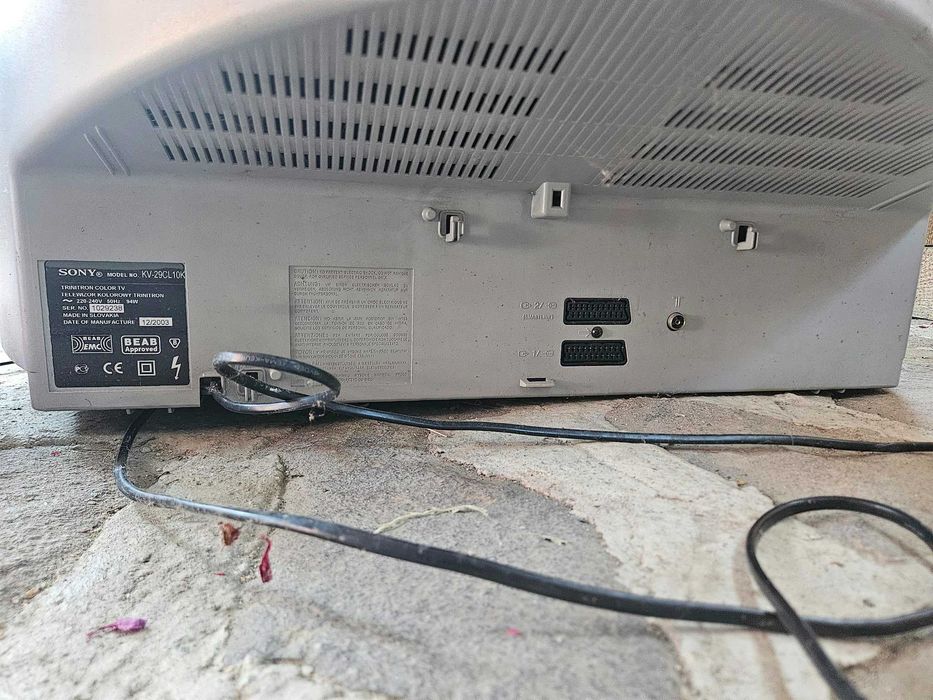 televizor clasic Sony Trinitron cu tub catodic (CRT) și ecran plat (seria WEGA)