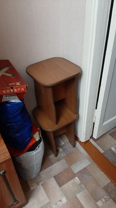 Стол компьютерный и табуретки.