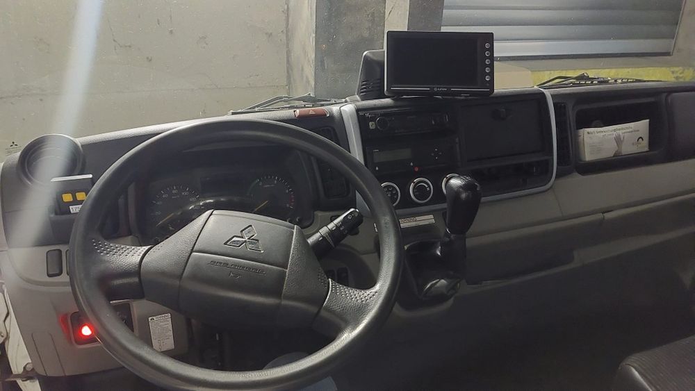 Mitsubishi FUSO CANTER cu lift