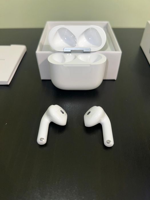 Casti Apple AirPods 4 noi, sigilate - Sunet premium, Design Elegant