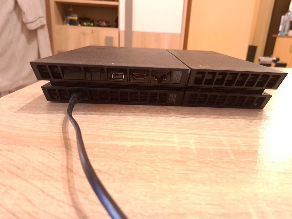 Продавам Sony PS4