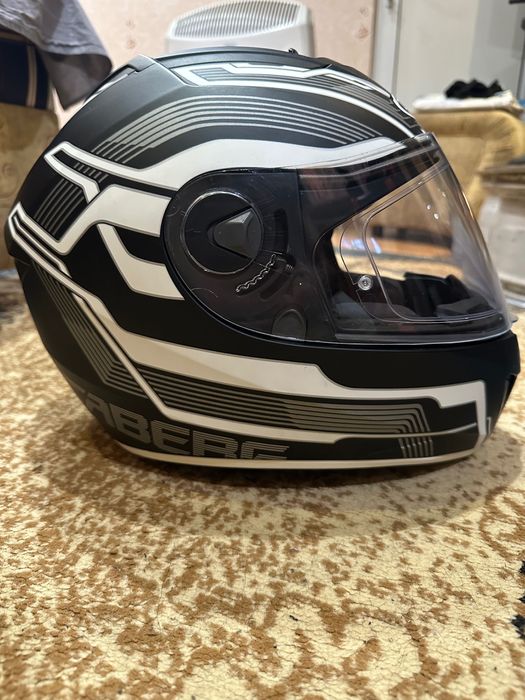 Каска за пистов мотор