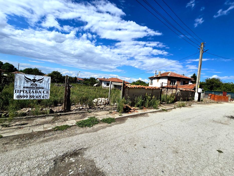 Продавам едноетажна къща с постройки 120РЗП с 997кв двор село Ахматово