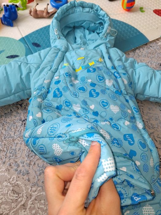 Продам зимний  детский комбинезон трансформер