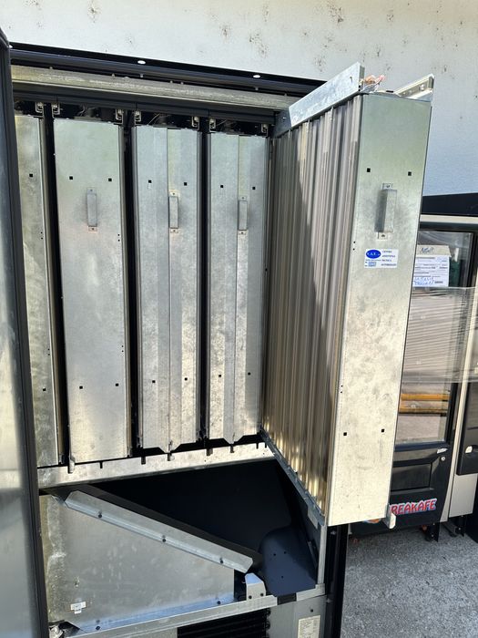 Distribuitoare vendo M&m și dulciuri