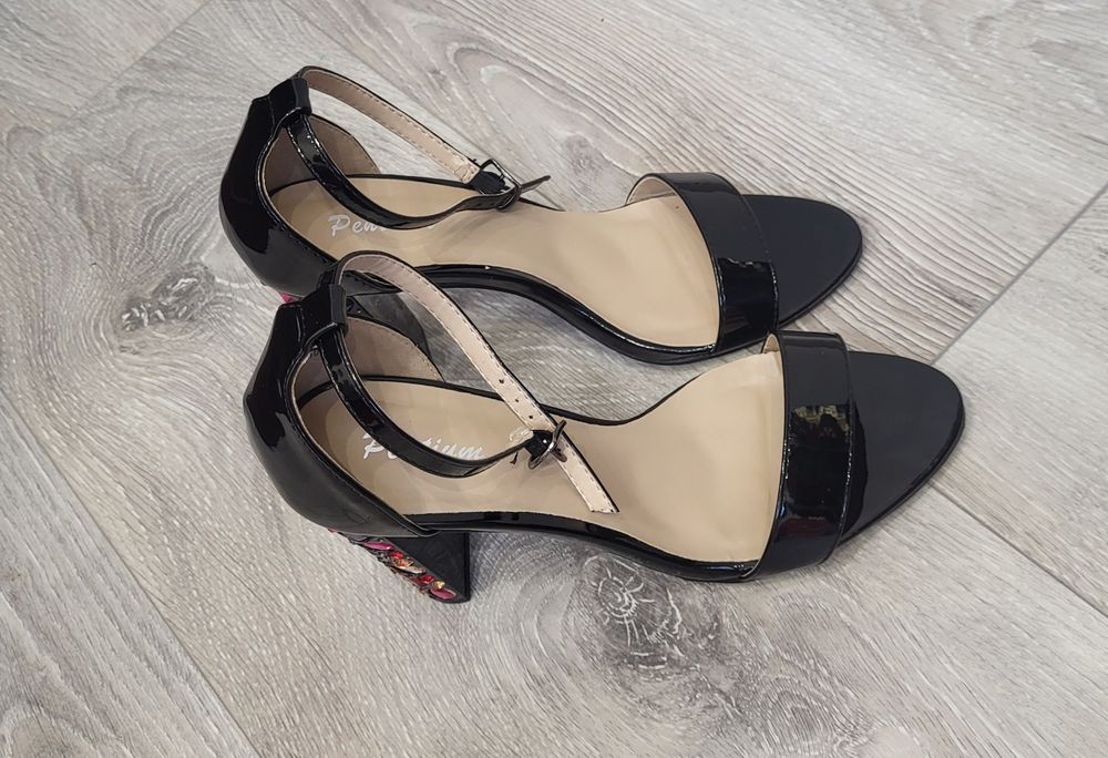 Дамски елегантни сандали на ток с камъни