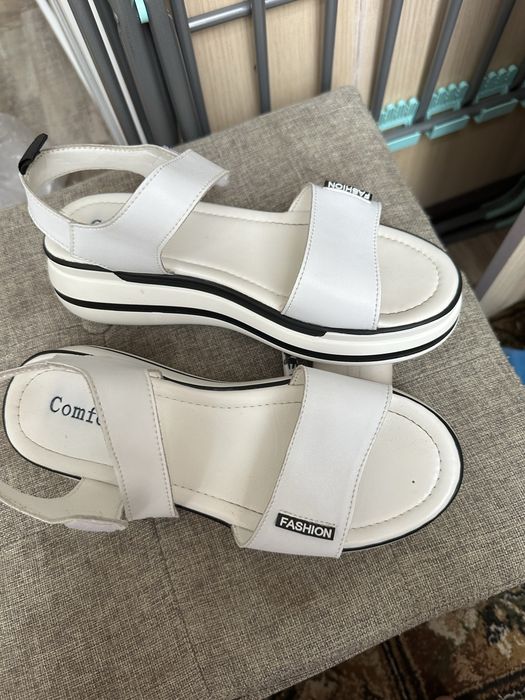 Продам женские босоножки