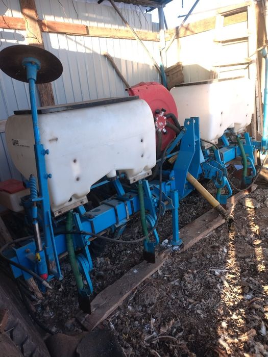 Vând semanatoare Monosem pnu pe patina 4 rânduri pregatita Campanie