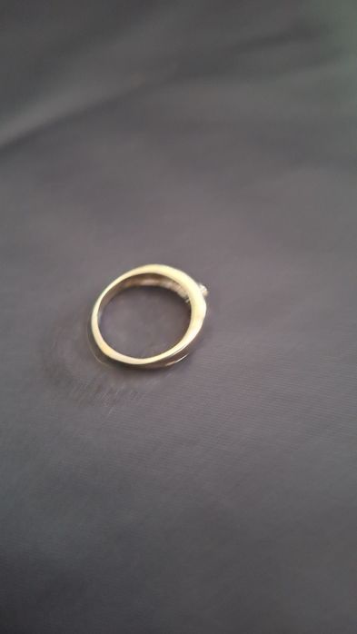 Златен пръстен с диамант