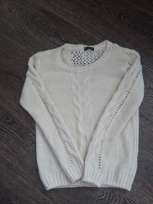 Отдам бесплатно  Жилетка, и три кофты за ФРУКТЫ.