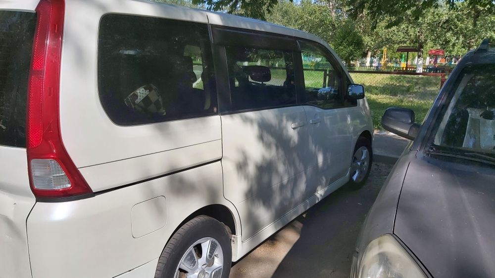 Продам Nissan Serena 2006