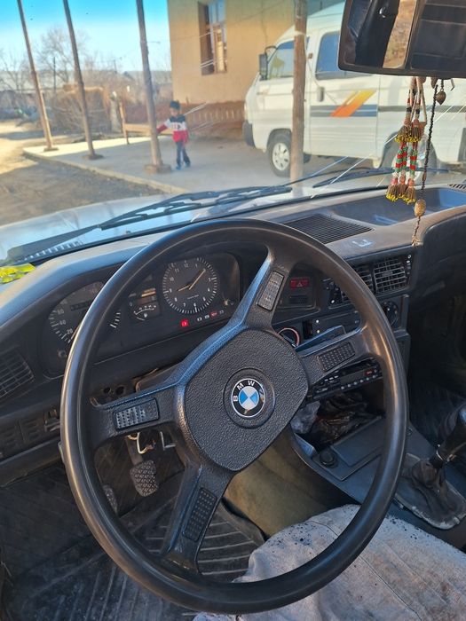 BMW сотилади мошина юриб турибди