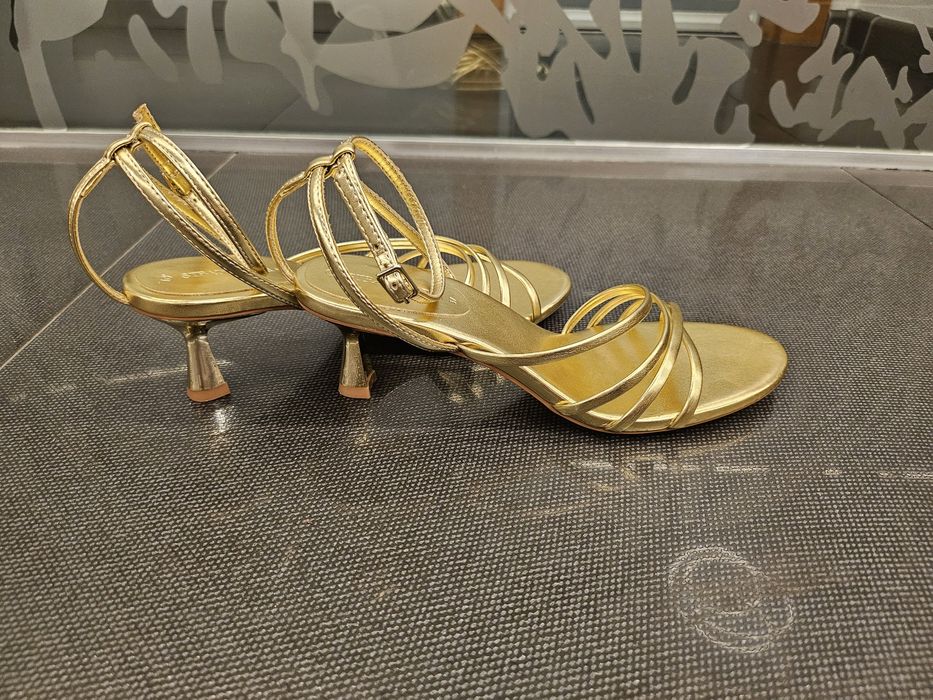 STRADIVARIUS златни сандали н.38