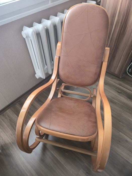 Люлеещ стол от масивна дървесина – удобен