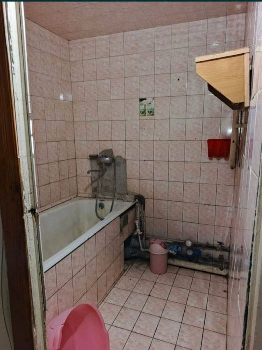 Продается 3/5/5 на массиве Ахмад Югнакий , без ремонта 
Общ пл78 м2
64