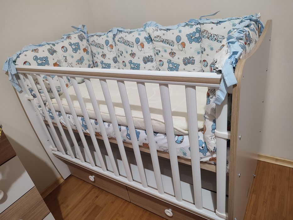 Бебешка кошара на две нива с люлеещ механизъм