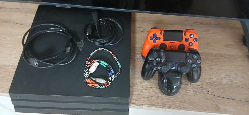 PS4 pro с два контролера и станция за зареждане