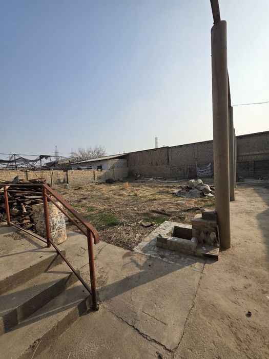 Продаётся дом-коробка по цене земли 6 сот. недалеко от города.