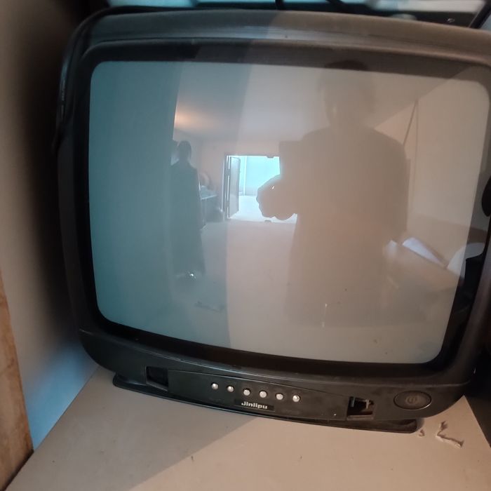 Телевизор б/у (пульта нет)