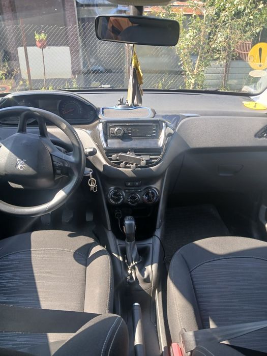 Vând peugeot 208